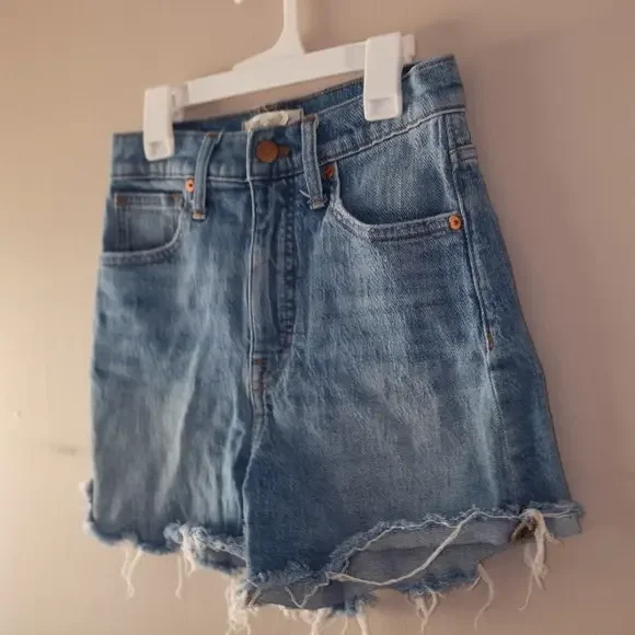 Madewell Denim Short in Blue - Picture 3 of 4